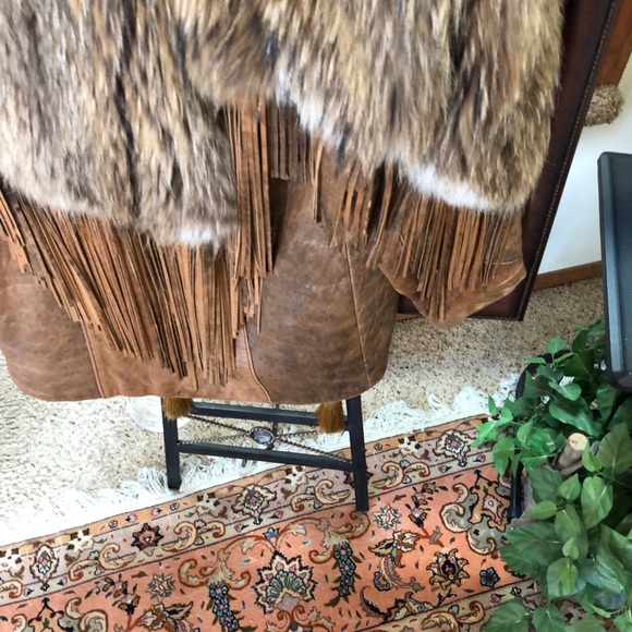 Stroller jkt with coyote fur on top half & leather on bottom half also fringe. - Picture 6 of 11